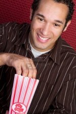 6469261-mann-essen-popcorn.jpg